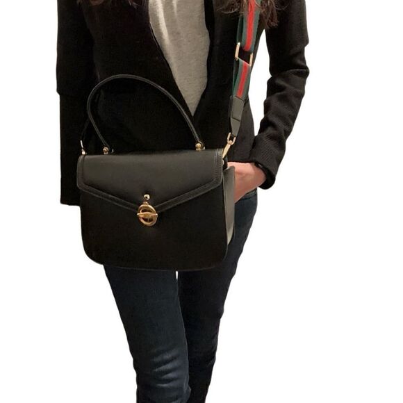 Classic vintage design in leather with gold-tone hardware - Picture 6 of 13